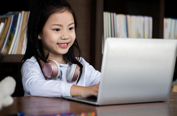 “宅家”一個(gè)月，近視一百度？學(xué)習(xí)網(wǎng)課時(shí)如何科學(xué)護(hù)眼、防控近視，官方專家宣講團(tuán)來支招啦！ | 特別關(guān)注