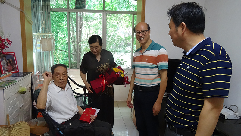 致敬光榮在黨50年老黨員學院領(lǐng)導為“光榮在黨50年”榮譽獲得者頒發(fā)紀念章