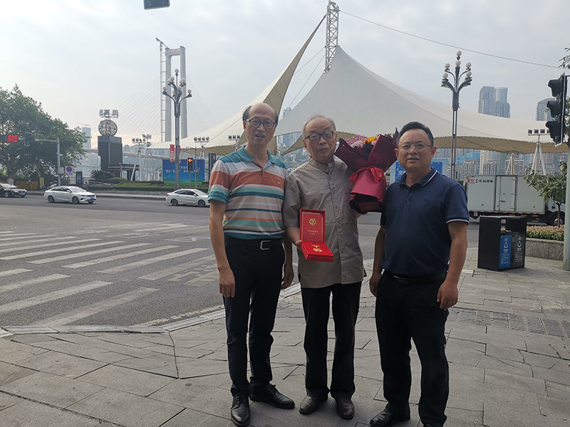 致敬光榮在黨50年老黨員學院領(lǐng)導為“光榮在黨50年”榮譽獲得者頒發(fā)紀念章