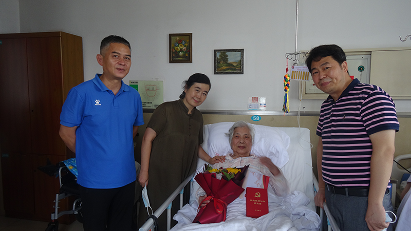 致敬光榮在黨50年老黨員學院領(lǐng)導為“光榮在黨50年”榮譽獲得者頒發(fā)紀念章