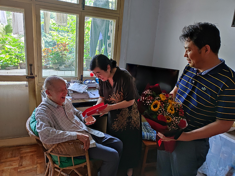 致敬光榮在黨50年老黨員學院領(lǐng)導為“光榮在黨50年”榮譽獲得者頒發(fā)紀念章