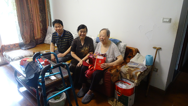 致敬光榮在黨50年老黨員學院領(lǐng)導為“光榮在黨50年”榮譽獲得者頒發(fā)紀念章