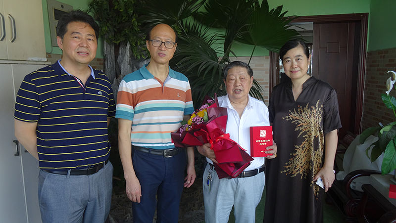 致敬光榮在黨50年老黨員學院領(lǐng)導為“光榮在黨50年”榮譽獲得者頒發(fā)紀念章