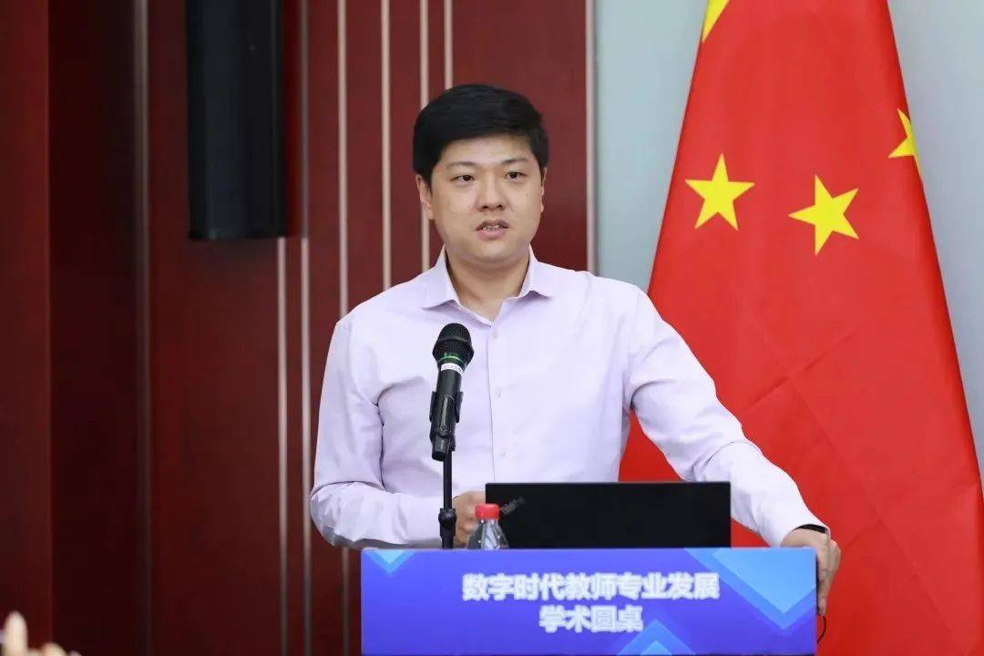 奧鵬教育應(yīng)邀出席數(shù)字時代教師專業(yè)發(fā)展學(xué)術(shù)圓桌暨《中國教師培訓(xùn)發(fā)展報告（2021）》發(fā)布會